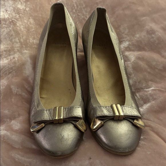 Stuart Weitzman Silver Bow Accent kitten heels - Picture 1 of 7